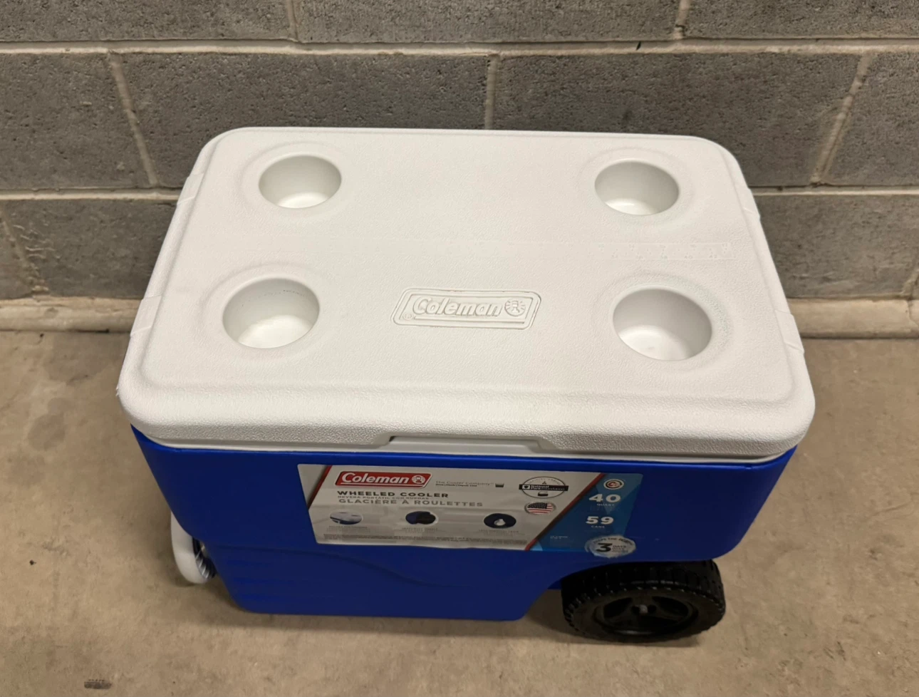Coleman 40 Quart Blue Wheeled Cooler hold 59 cans 35$cash - photo 4