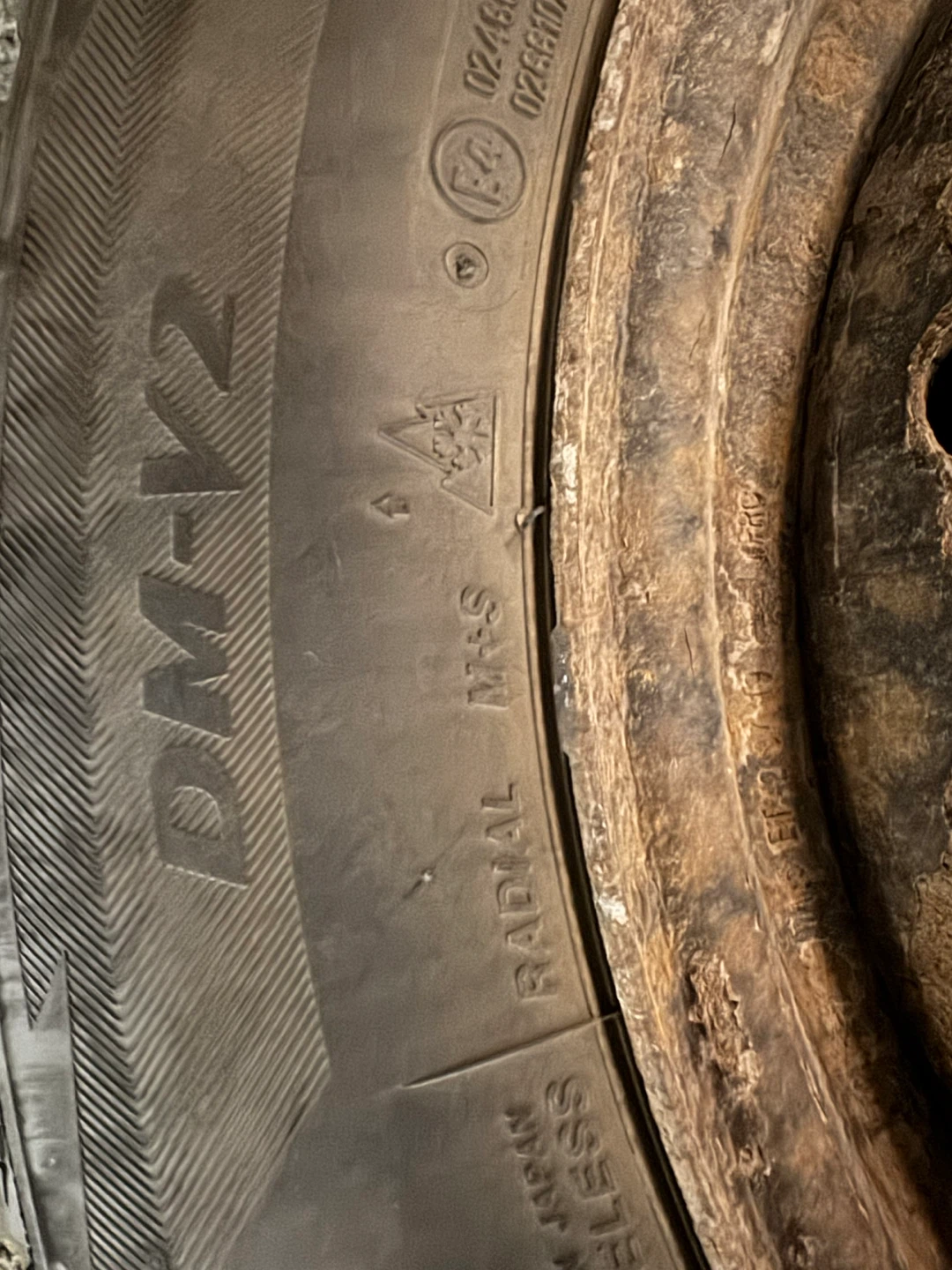 4 Bridgestone Blizzak DM-V2 Winter Tires on Rims with TPMS - photo 2