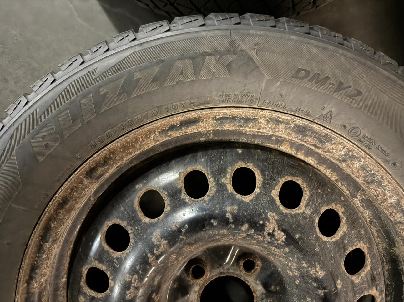 4 Bridgestone Blizzak DM-V2 Winter Tires on Rims with TPMS - photo 3