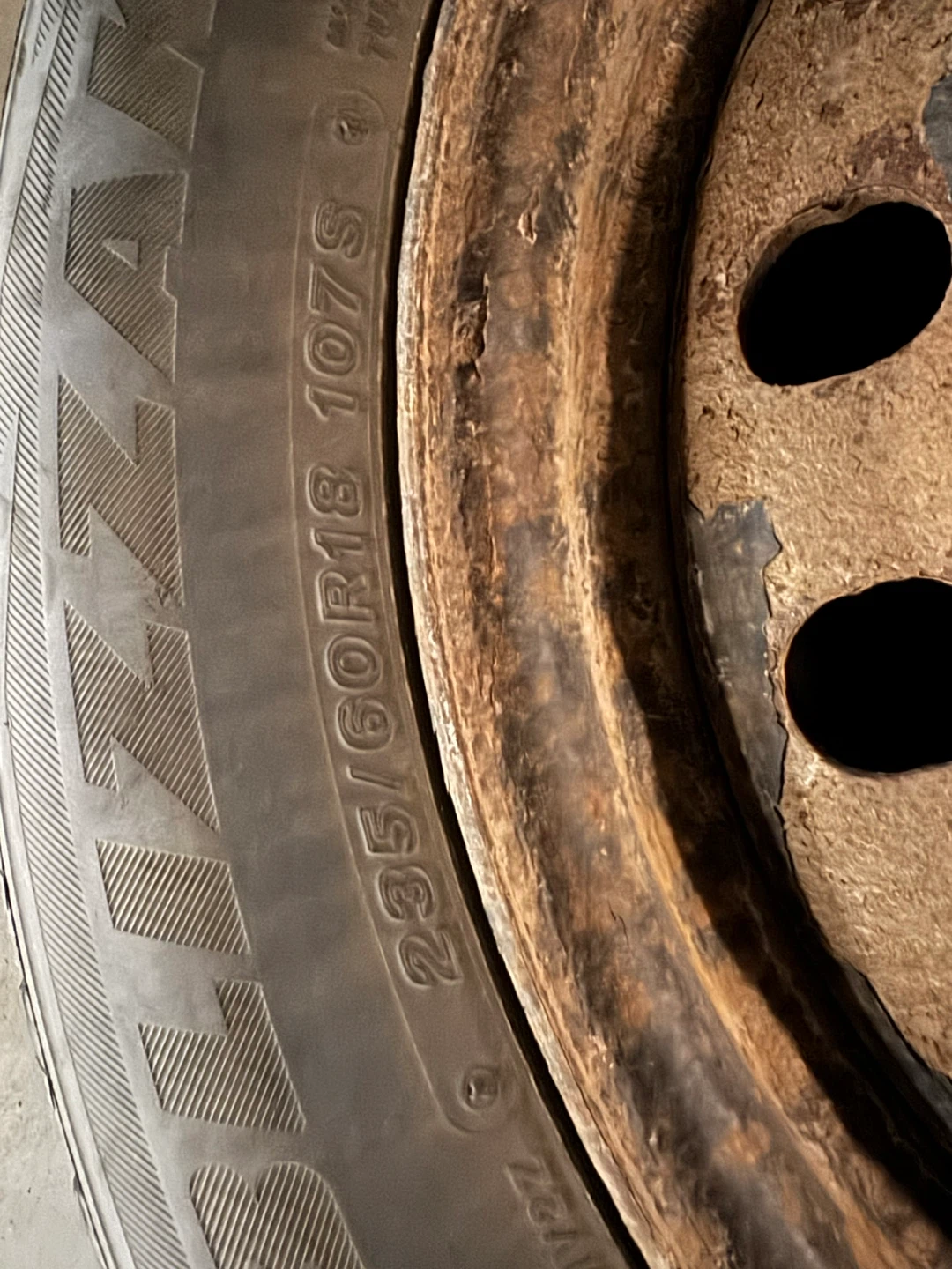 4 Bridgestone Blizzak DM-V2 Winter Tires on Rims with TPMS - photo 4