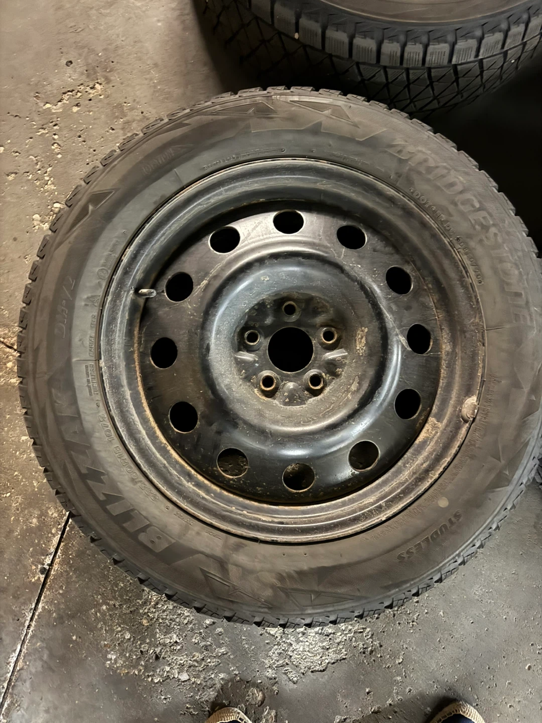 4 Bridgestone Blizzak DM-V2 Winter Tires on Rims with TPMS - photo 5