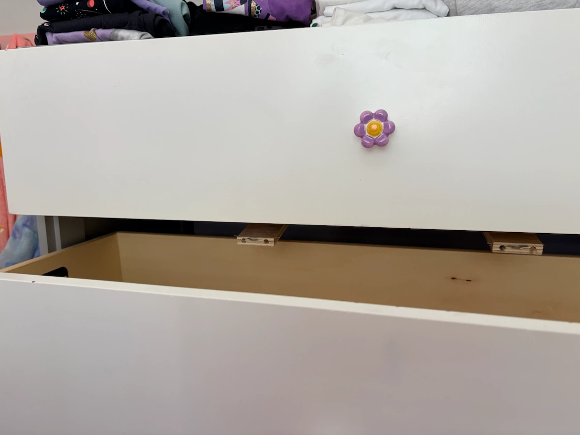 3 Drawer Dresser with Flower Knobs - photo 4