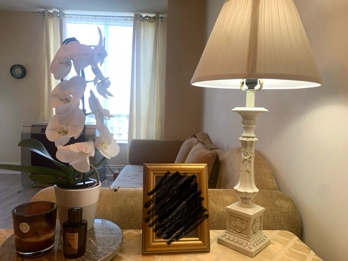 White Table Lamp with Decorative Base - photo 3