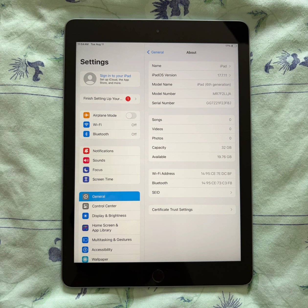 Apple iPad 6th Gen 32GB WiFi - Silver - photo 2