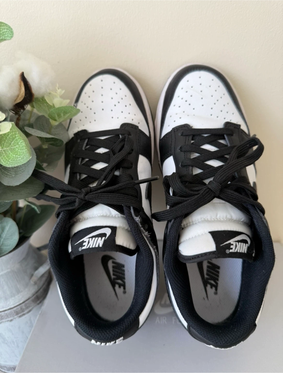 Nike Women’s Sneakers (Youth 6/ Women 7.5) Great condition!!