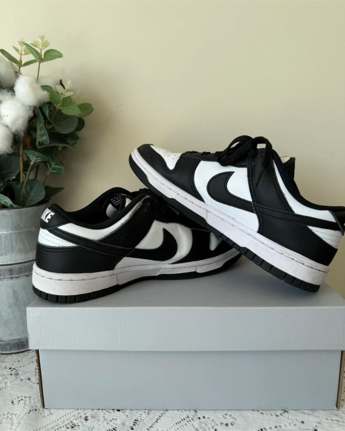 Nike Women’s Sneakers (Youth 6/ Women 7.5) Great condition!! - photo 2
