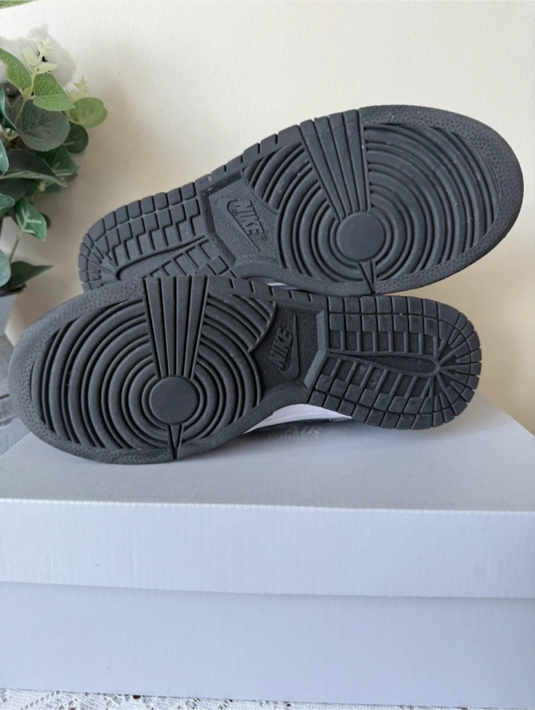 Nike Women’s Sneakers (Youth 6/ Women 7.5) Great condition!! - photo 4