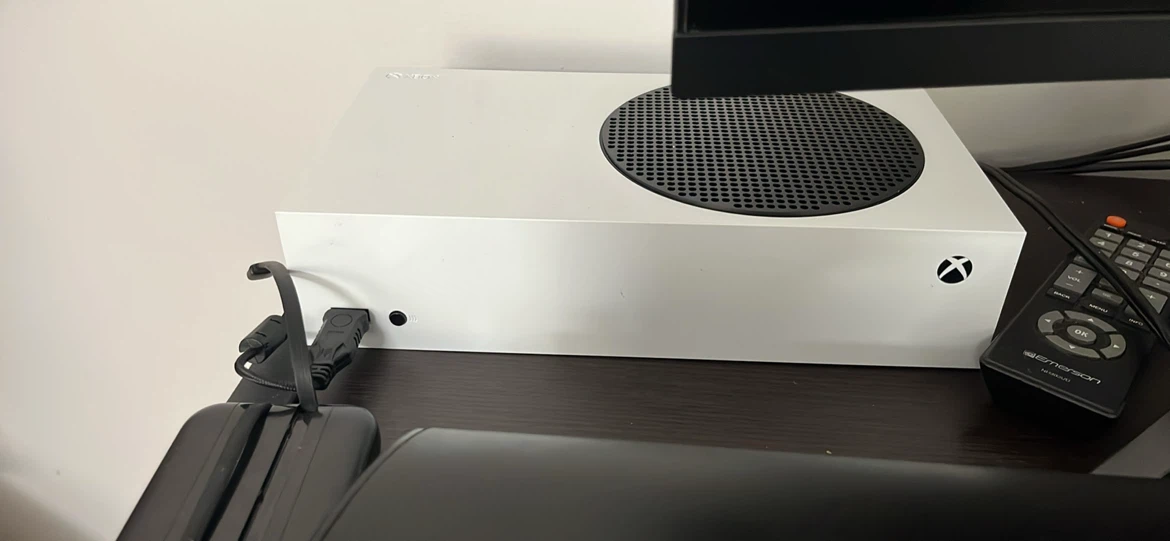 Xbox series S 1Tb 2 remotes and monitor