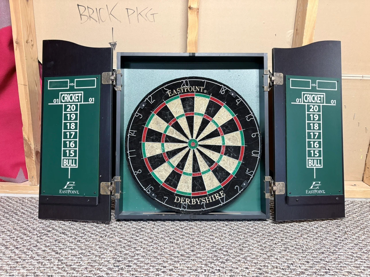 Eastpoint Derbyshire Dartboard with Cabinet