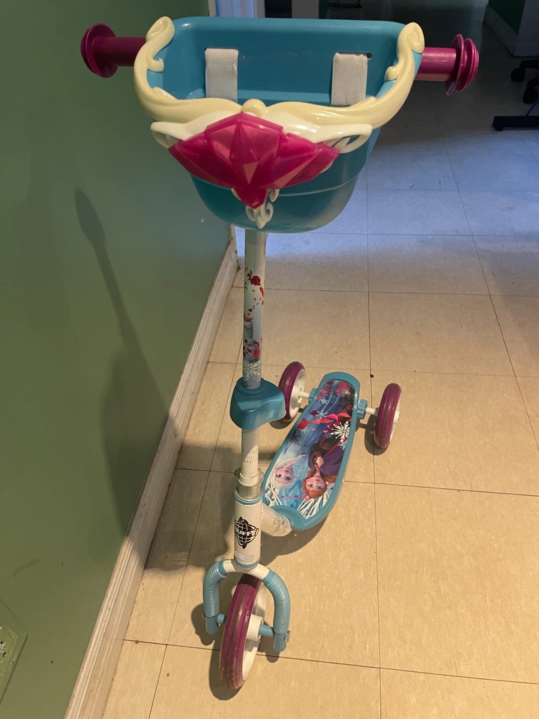 Disney Frozen 3-Wheel Scooter with Basket