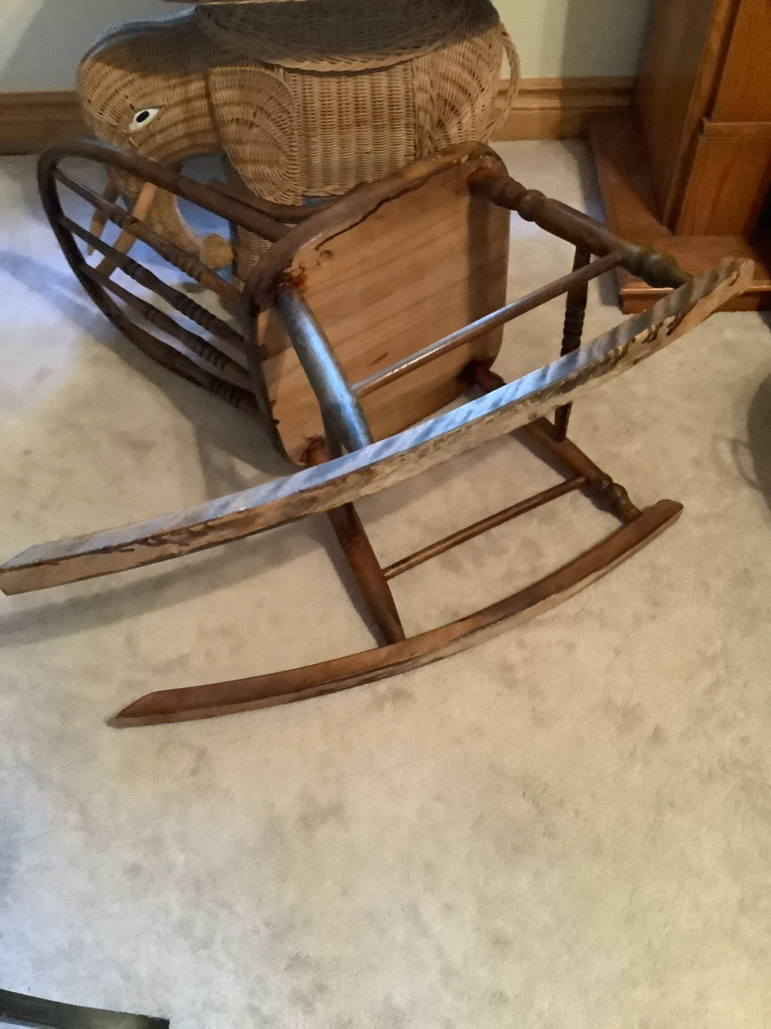 Antique/Vintage Wooden Nursery Rocker 🐞 - photo 3