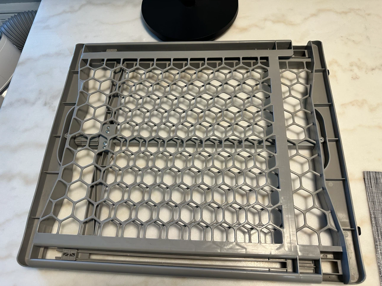 Expandable Plastic Baby or Puppy Gate. - photo 5