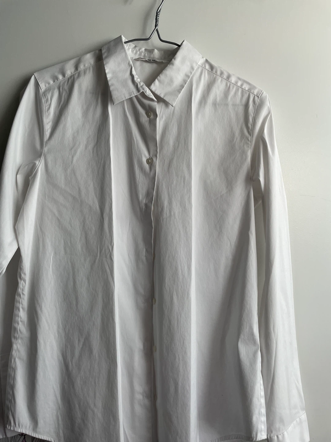 UNIQLO White Button-Up Shirt - Medium