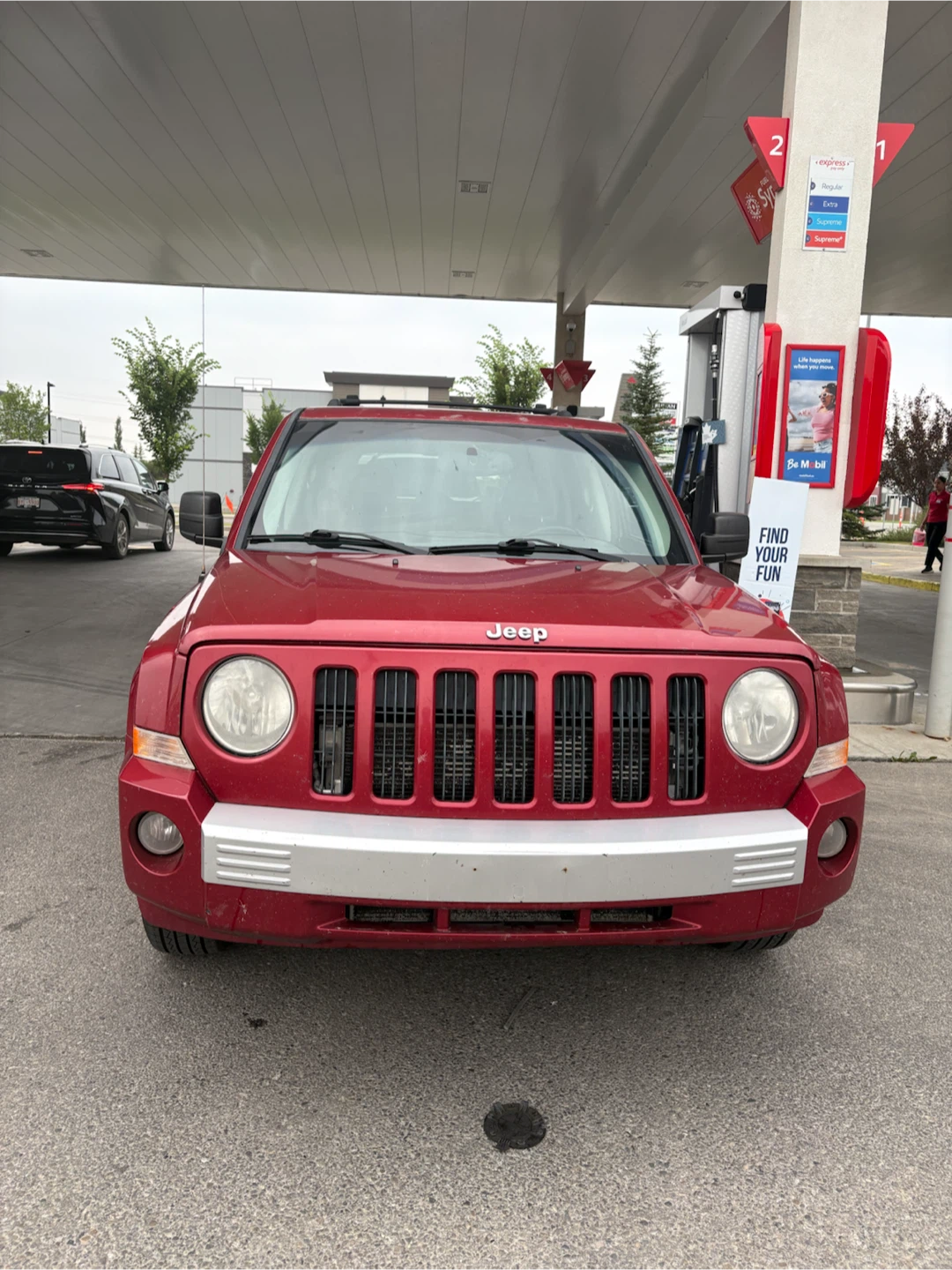 200 Red Jeep Patriot 4x4 SUV - photo 2