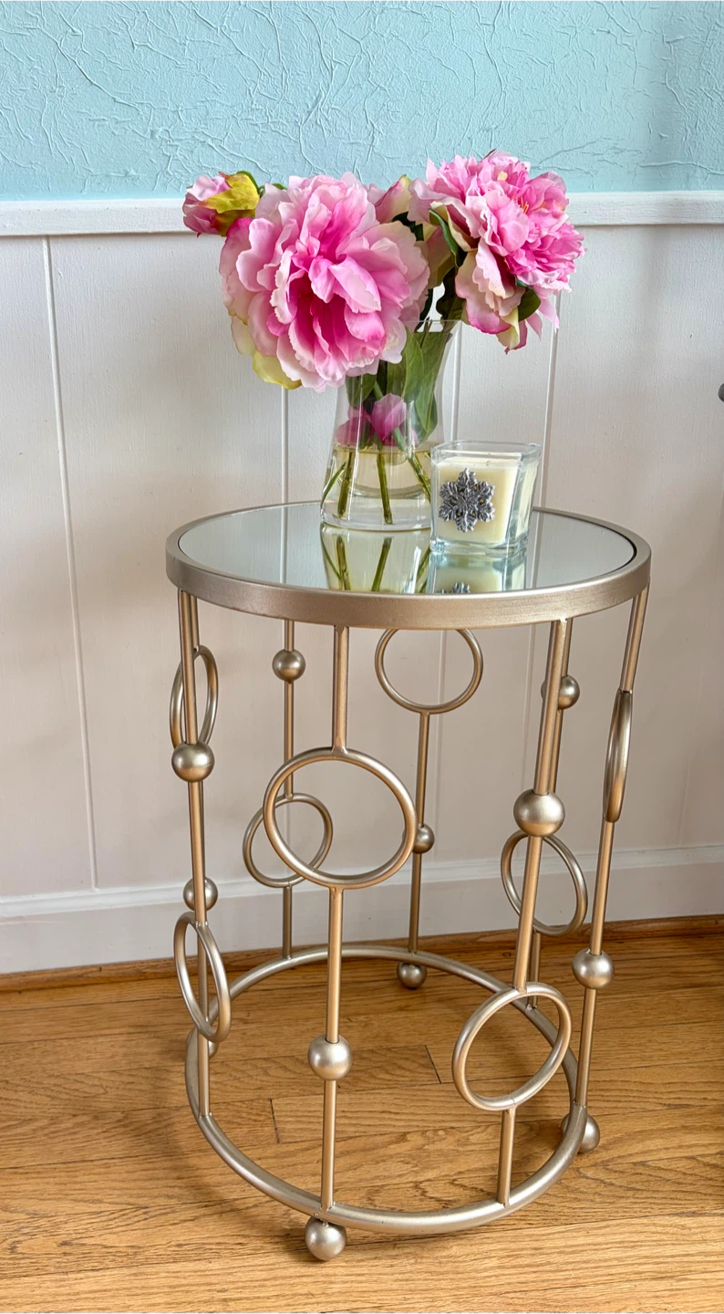 PRETTY SIDE TABLE