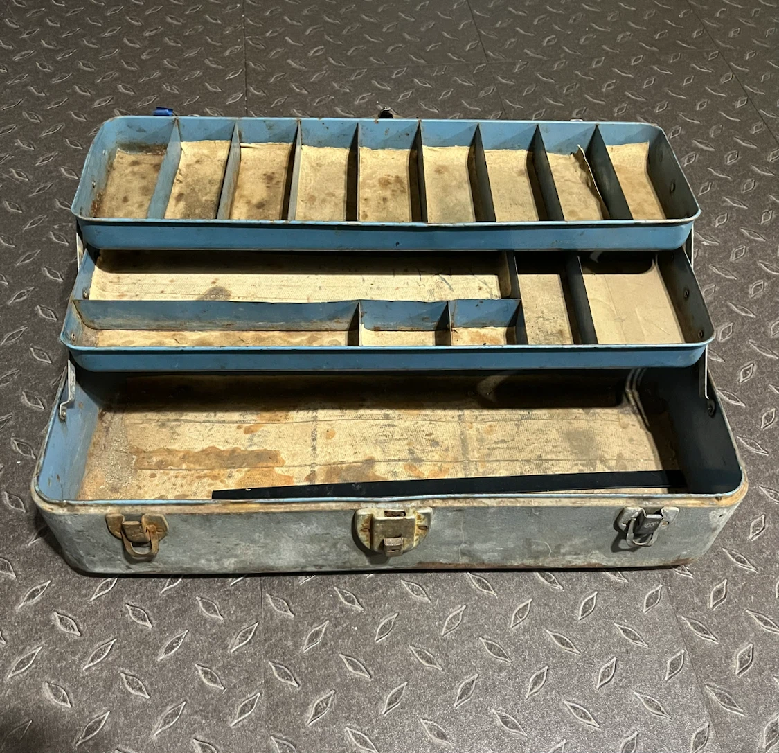 Vintage Metal Tackle Box Tool Box - photo 3