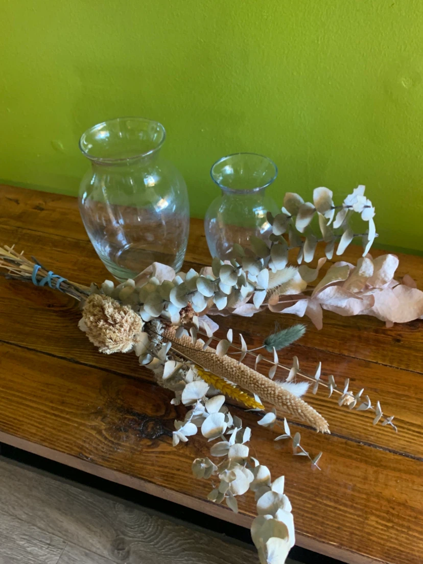 2 Glass Vases & Dried Flowers (optional)