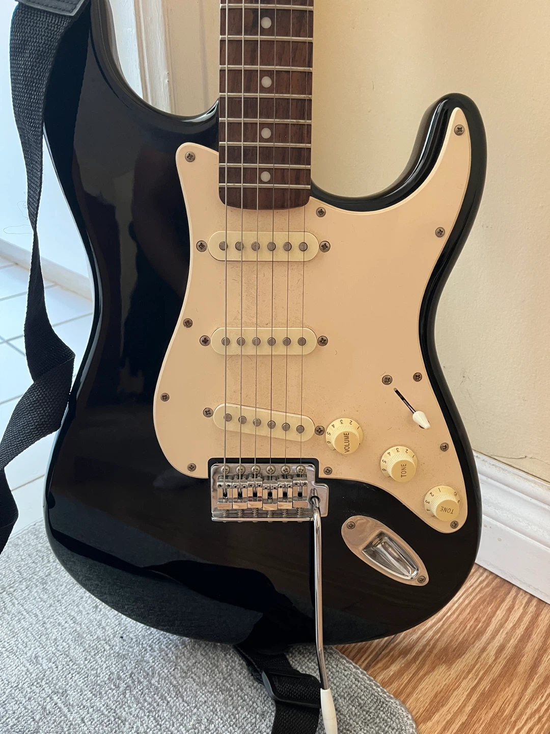 Squier Affinity Stratocaster Electric Guitar - Black - photo 2