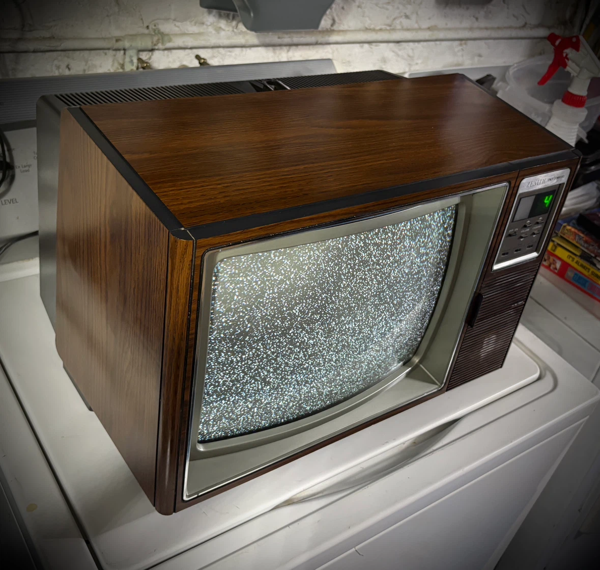 13" Zenith Woodgrain CRT TV with working remote - photo 2