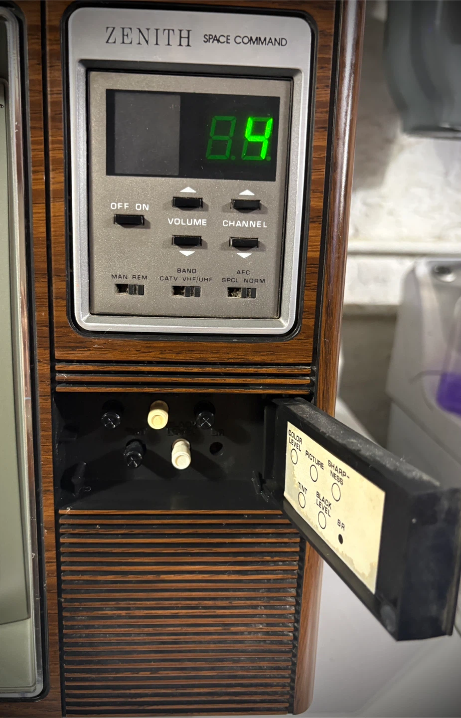 13" Zenith Woodgrain CRT TV with working remote - photo 4