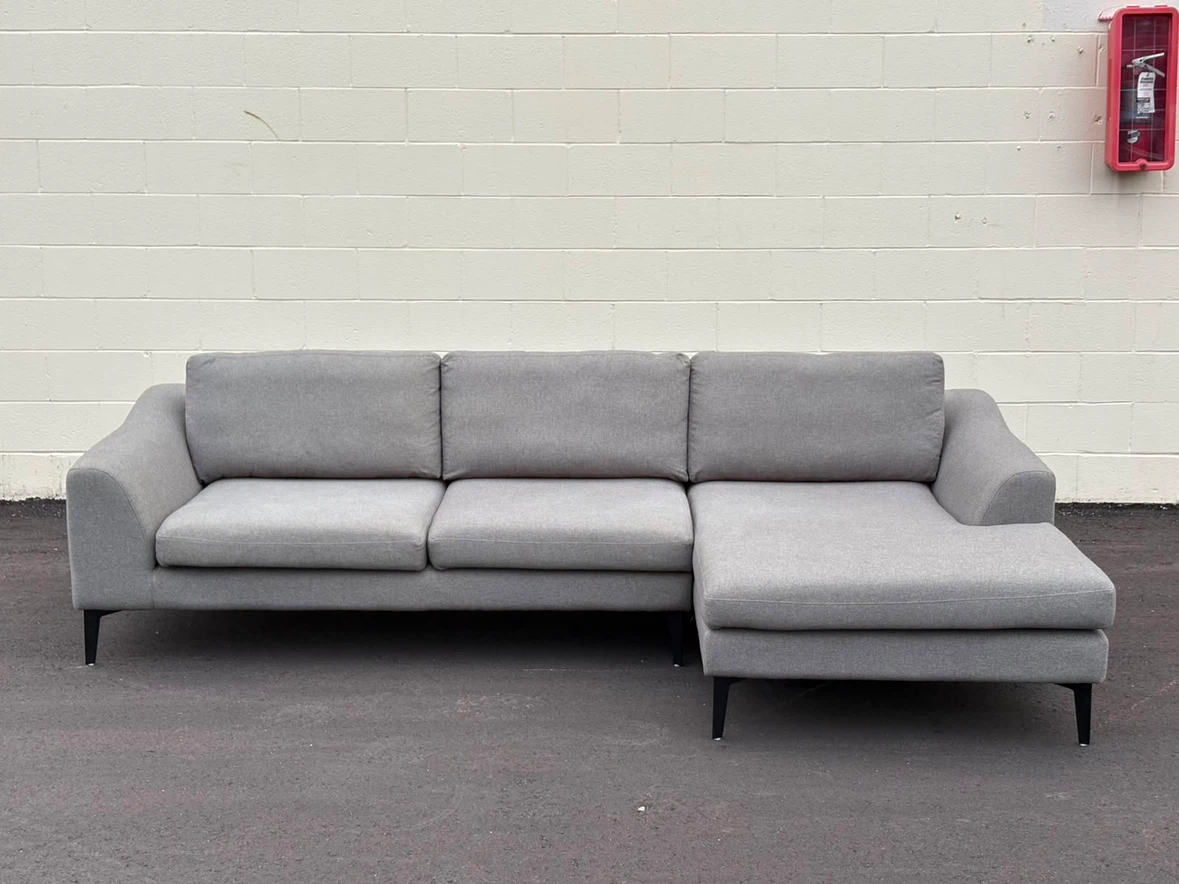 AMAZING SECTIONAL IN GREAT CONDITION