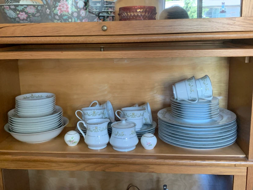 Towne House Fine China Regal 3090 Dinnerware Set