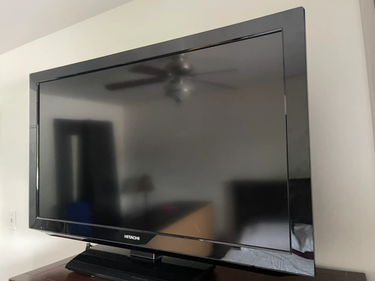 Hitachi 40" Flat Screen TV - photo 2