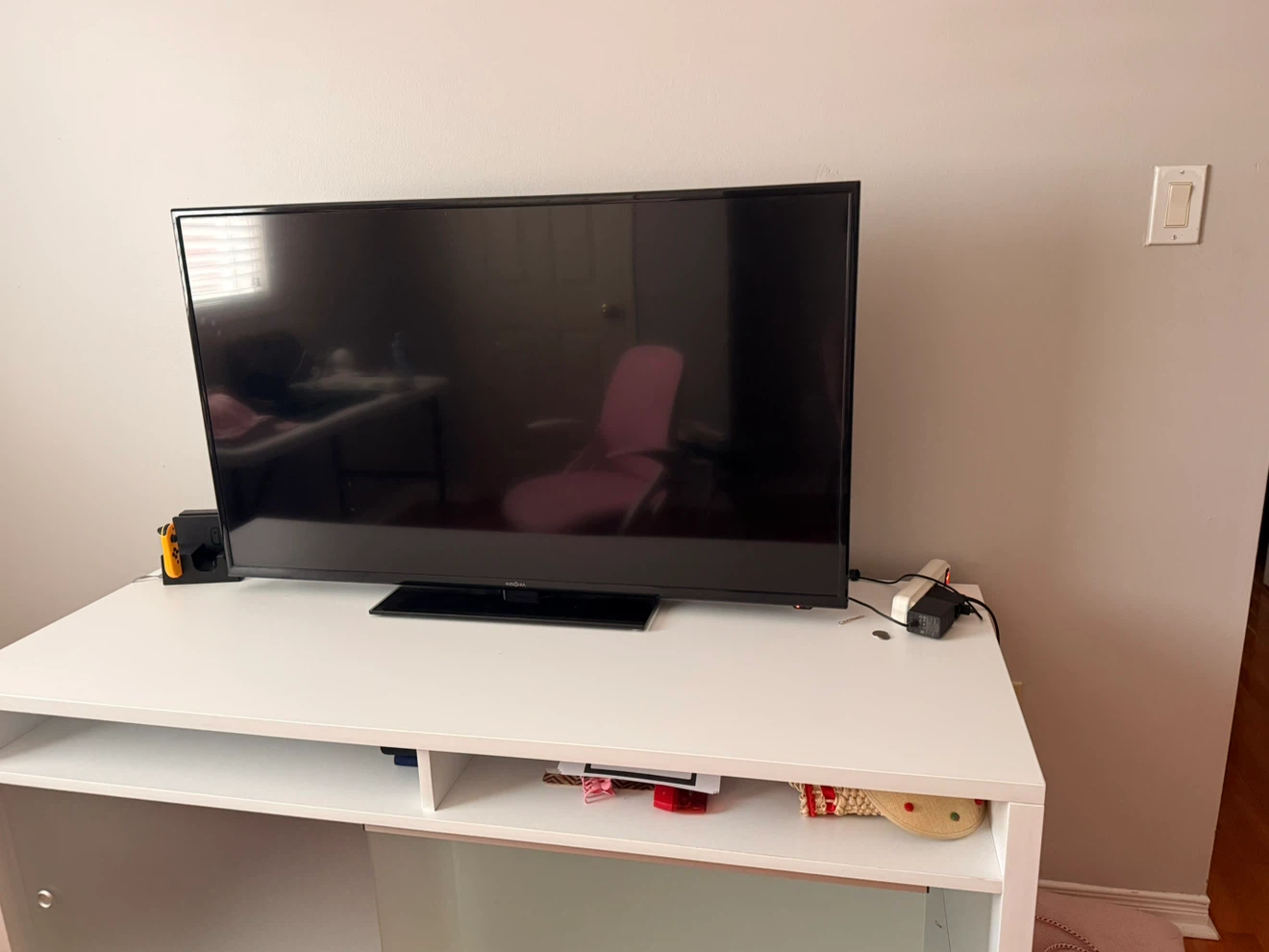 Insignia 48" LCD Color TV