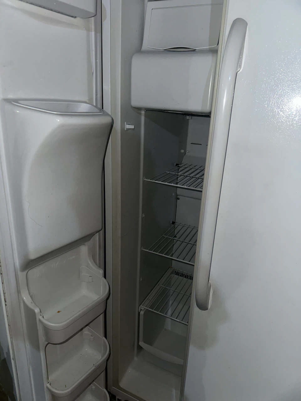 Frigidaire Refrigerator with Water and Ice Dispenser - photo 4