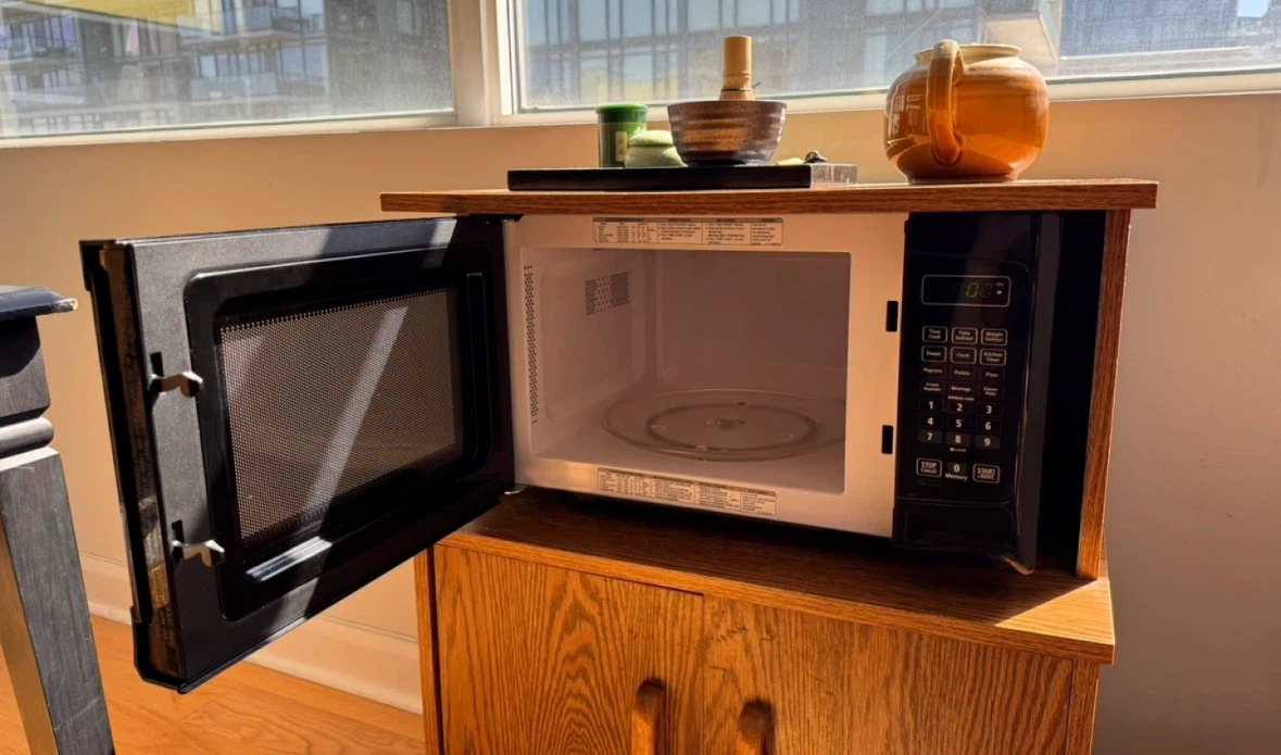 Insignia Microwave for sale - like new! - photo 2