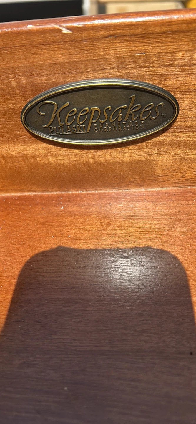 Pulaski Corporation Keepsakes Side Table - photo 2