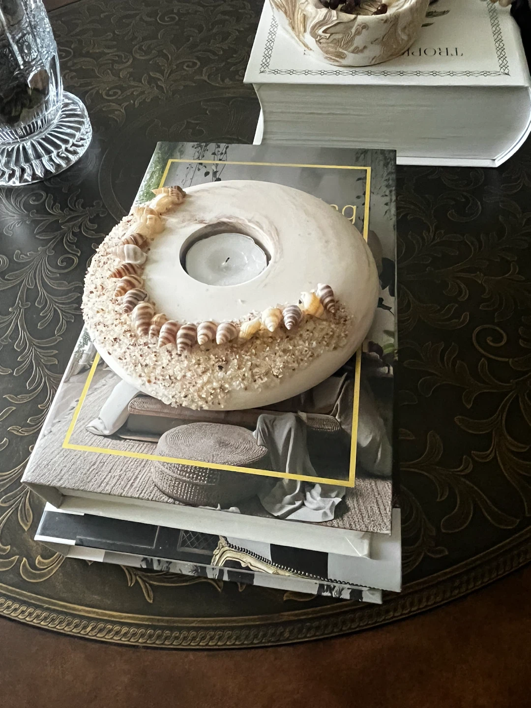 Tealight candle holder with seashells