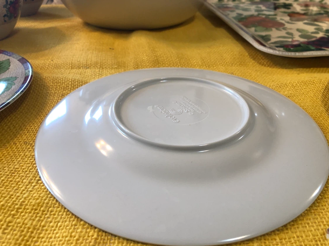 NEW set of four plates - photo 2