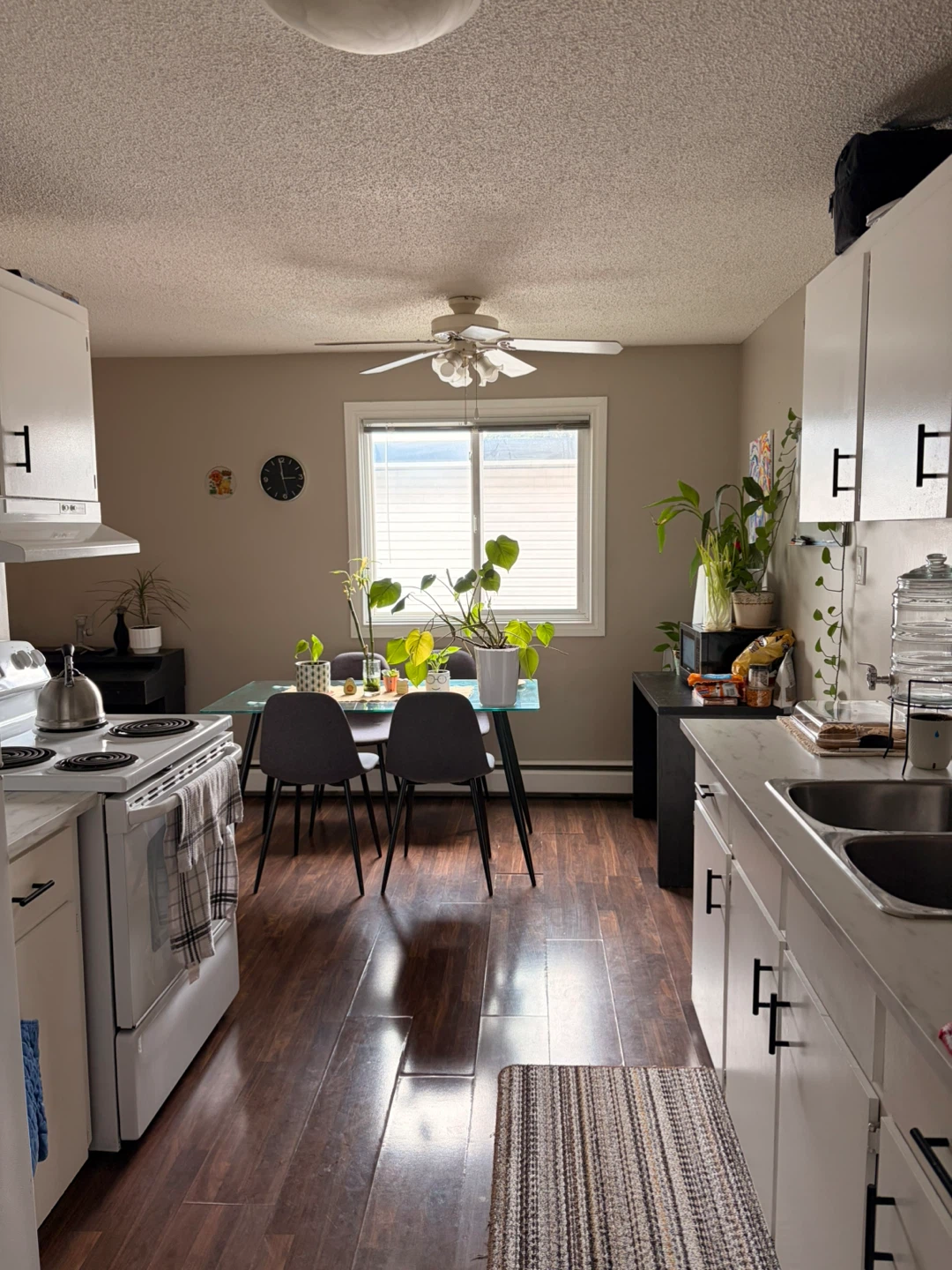 🏡 FULLY FURNISHED 1-BEDROOM – $1,300/MONTH! - photo 3