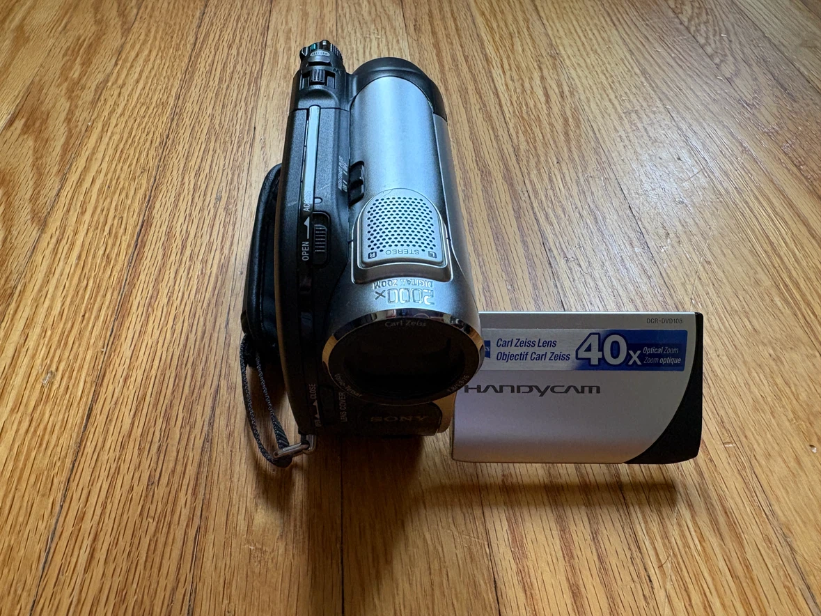 Sony Handycam DVD Camcorder with Carl Zeiss Lens - photo 3