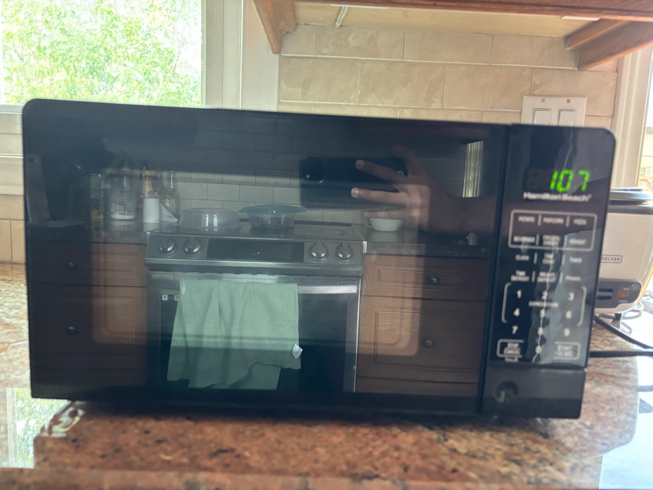 Check desc Hamilton Beach 0.7 cu. ft. Microwave