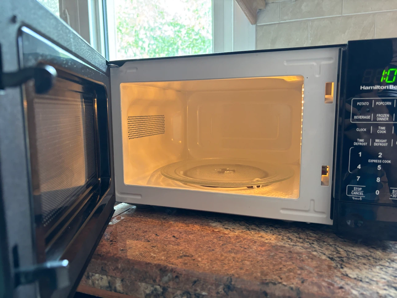 Check desc Hamilton Beach 0.7 cu. ft. Microwave - photo 4