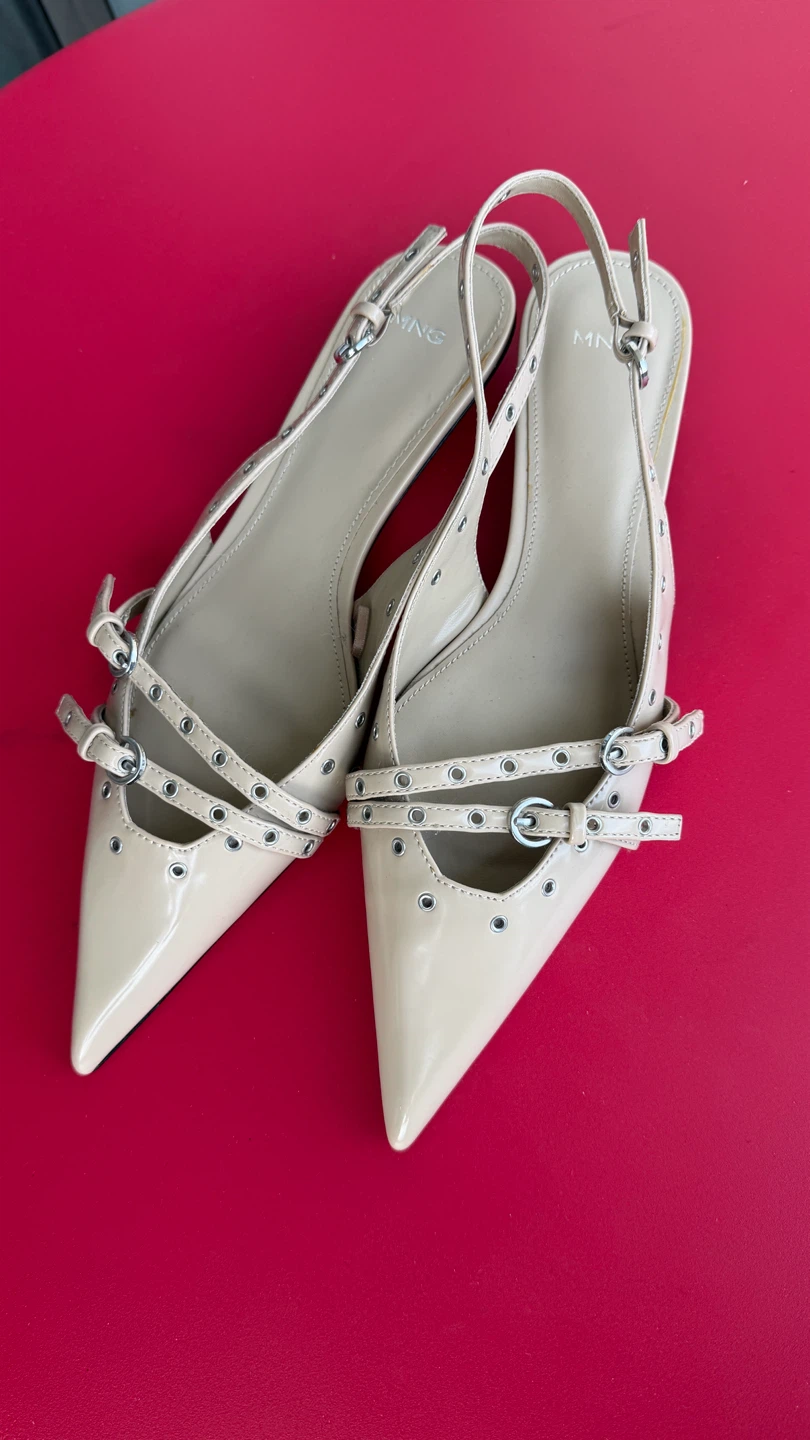 Kitten heel pointed toe shoes