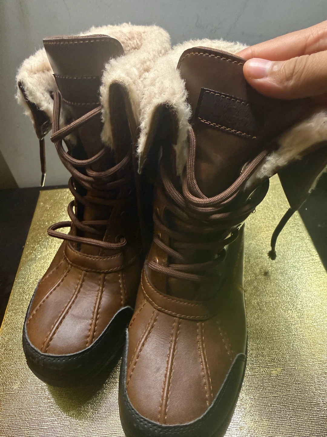 Unisex boy/girl winter UUG boots size 4