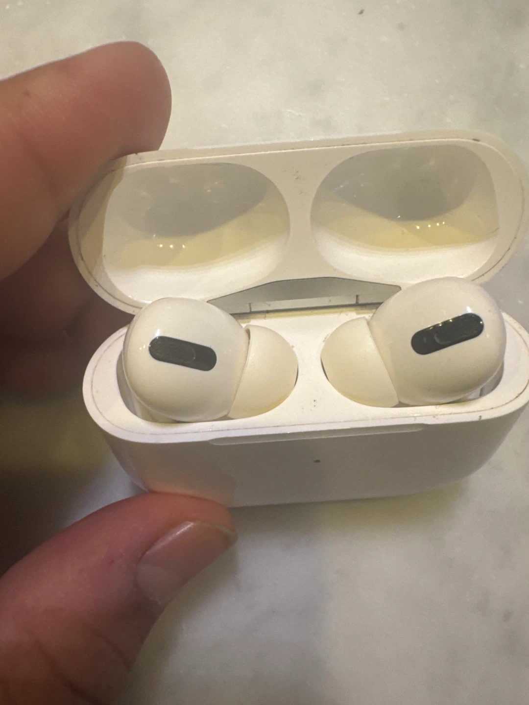 Apple AirPods Pro (1st Gen) with Charging Case - photo 3