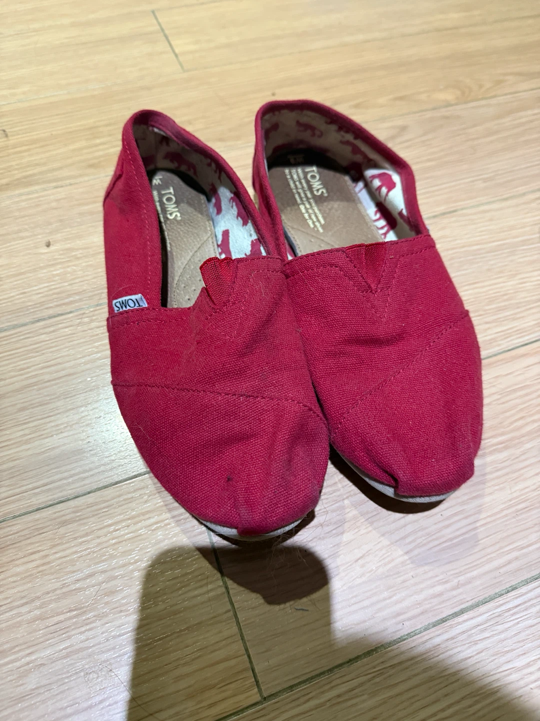 Red TOMS Size 9 W