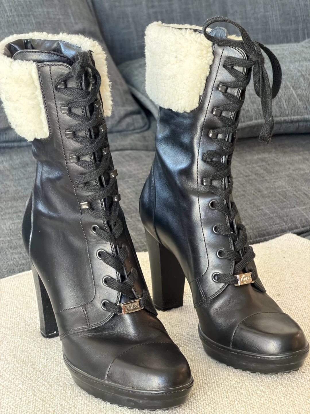 TOD'S Black Leather Lace-Up Shearling Lined Boots