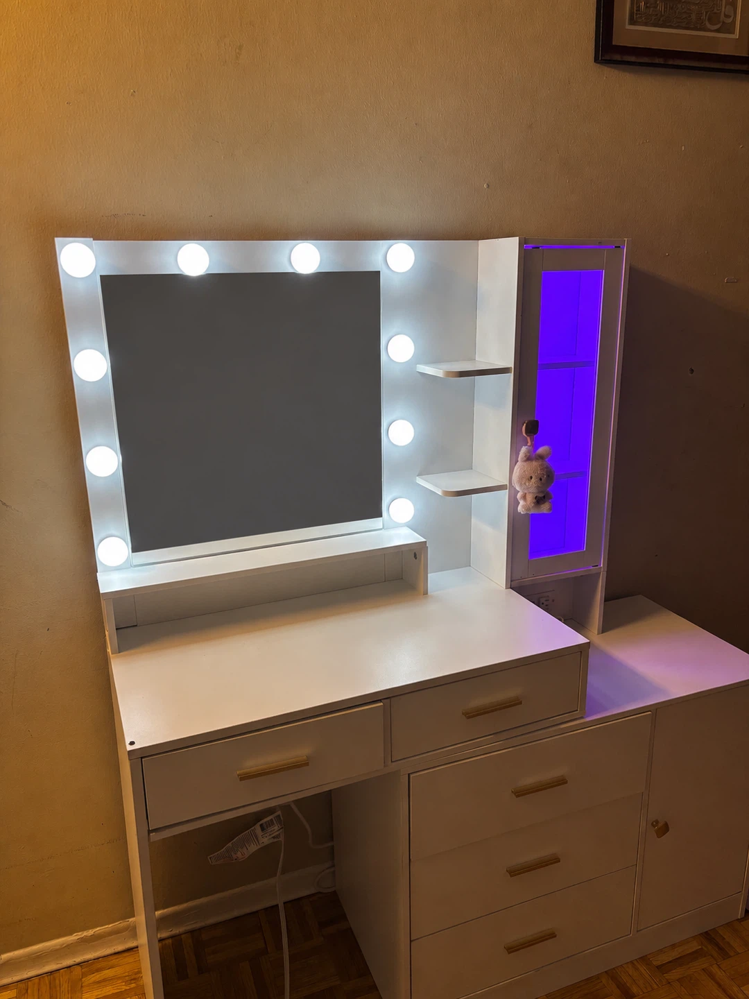White Vanity Makeup Desk need gona asap negotiate