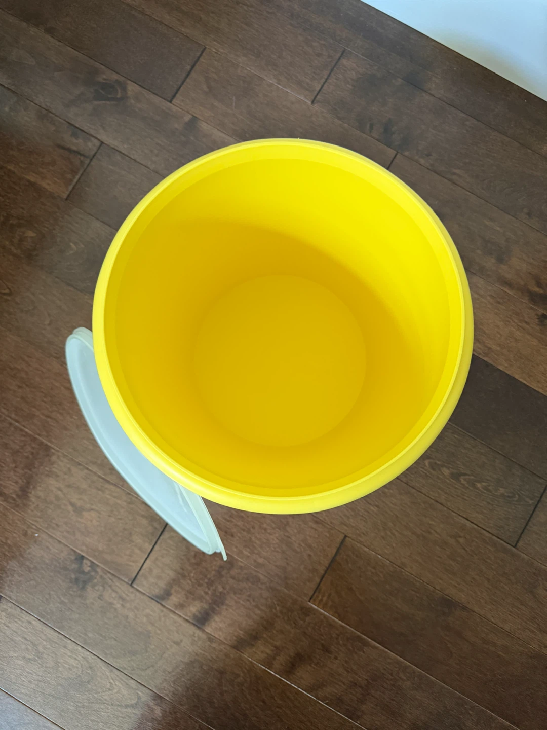 Vintage Tupperware 2 Gallon 9-Quart Yellow Canister & lid - photo 2