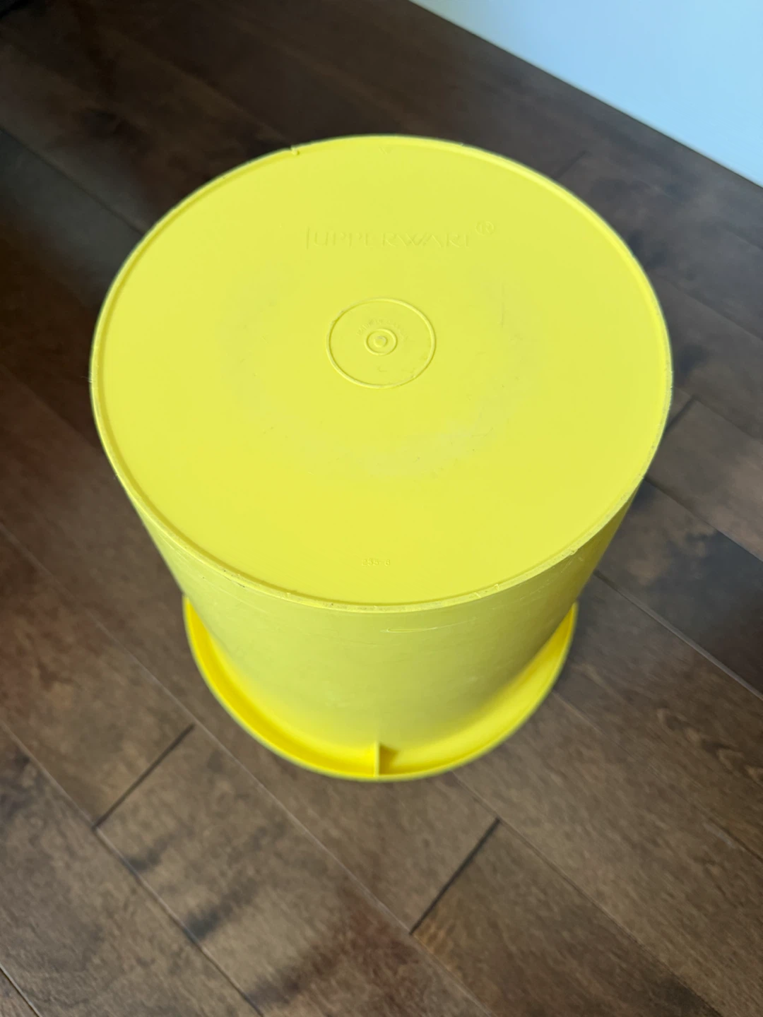 Vintage Tupperware 2 Gallon 9-Quart Yellow Canister & lid - photo 3
