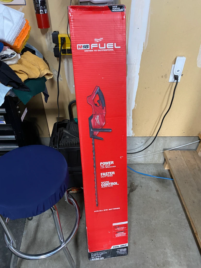 Milwaukee Fuel M18 3034-20 30” hedge trimmer New in box