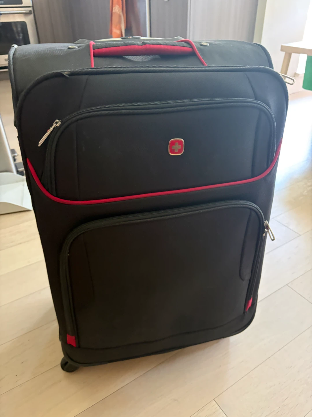 23” suitcase Swiss