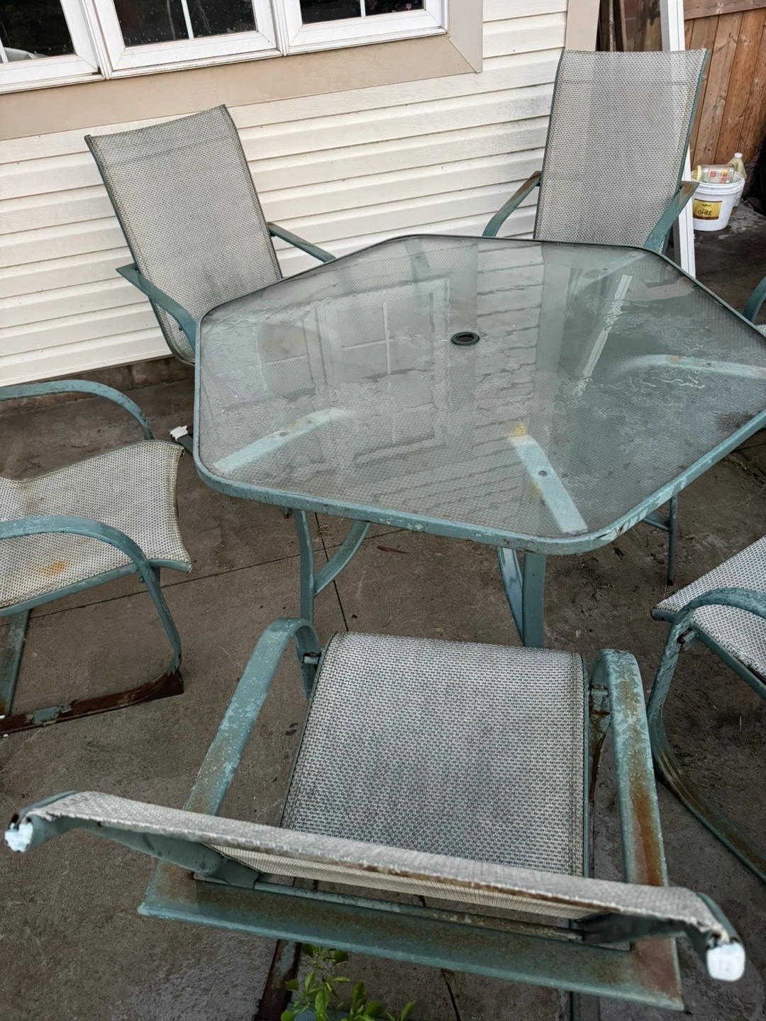Outdoor table set (6 chairs one torn and 1 table) - photo 2