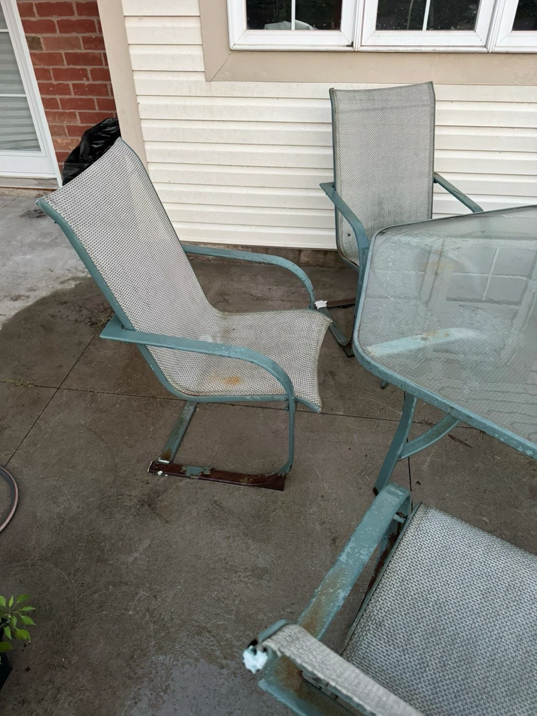 Outdoor table set (6 chairs one torn and 1 table) - photo 3
