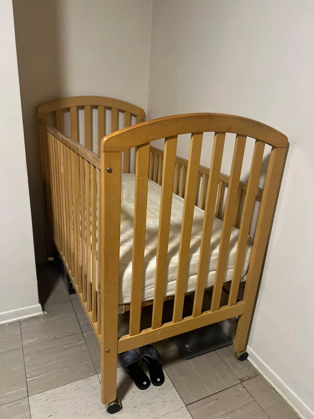 Wooden Baby Crib with Mattress